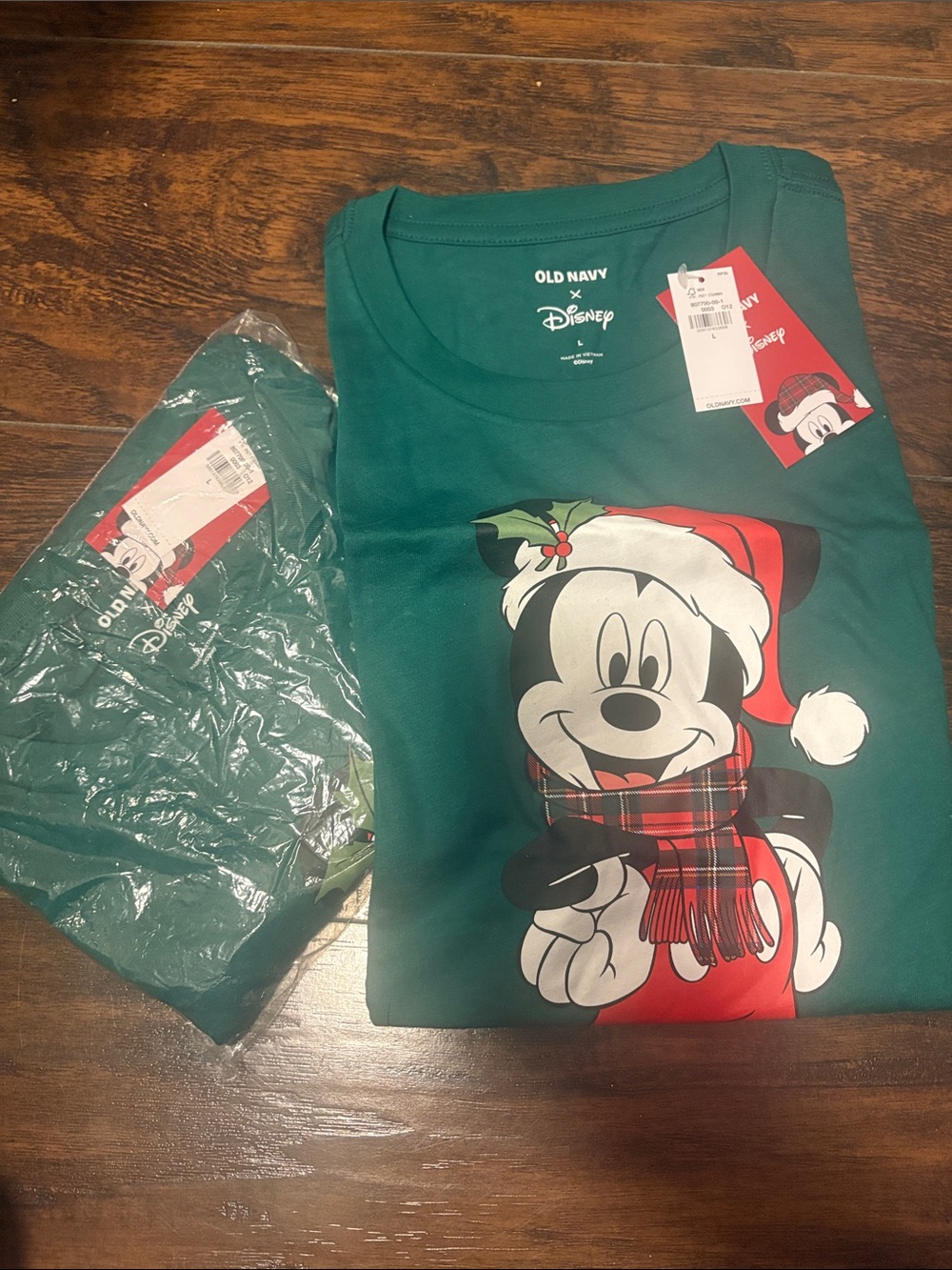 Old Navy Mens Mickey Mouse Holiday Short Sleeve Tee size L (set of 2 shirts)